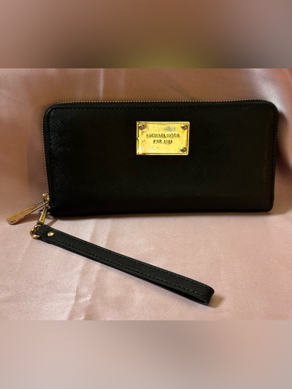 🔥Michael Kors Black Wristlet with Gold Plaque and Detachable Strap For Wallet